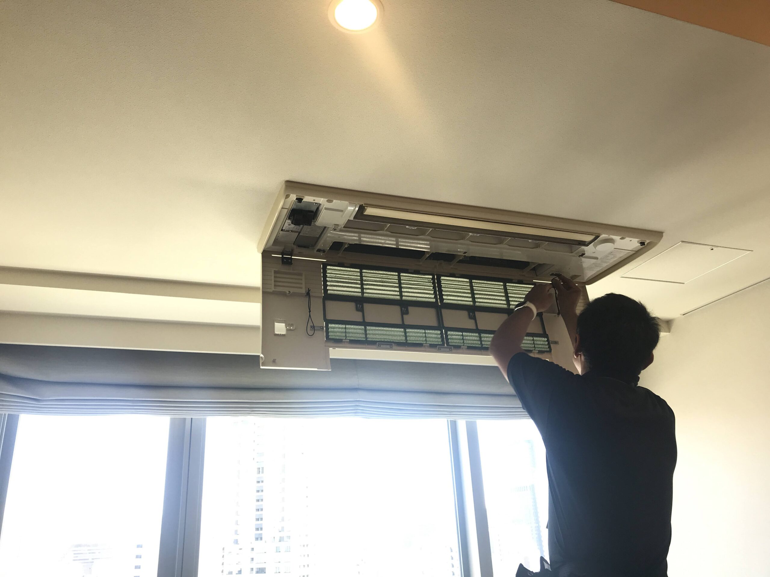 【東京都港区】高級マンションの家庭用天井埋込カセット形エアコンのクリーニング