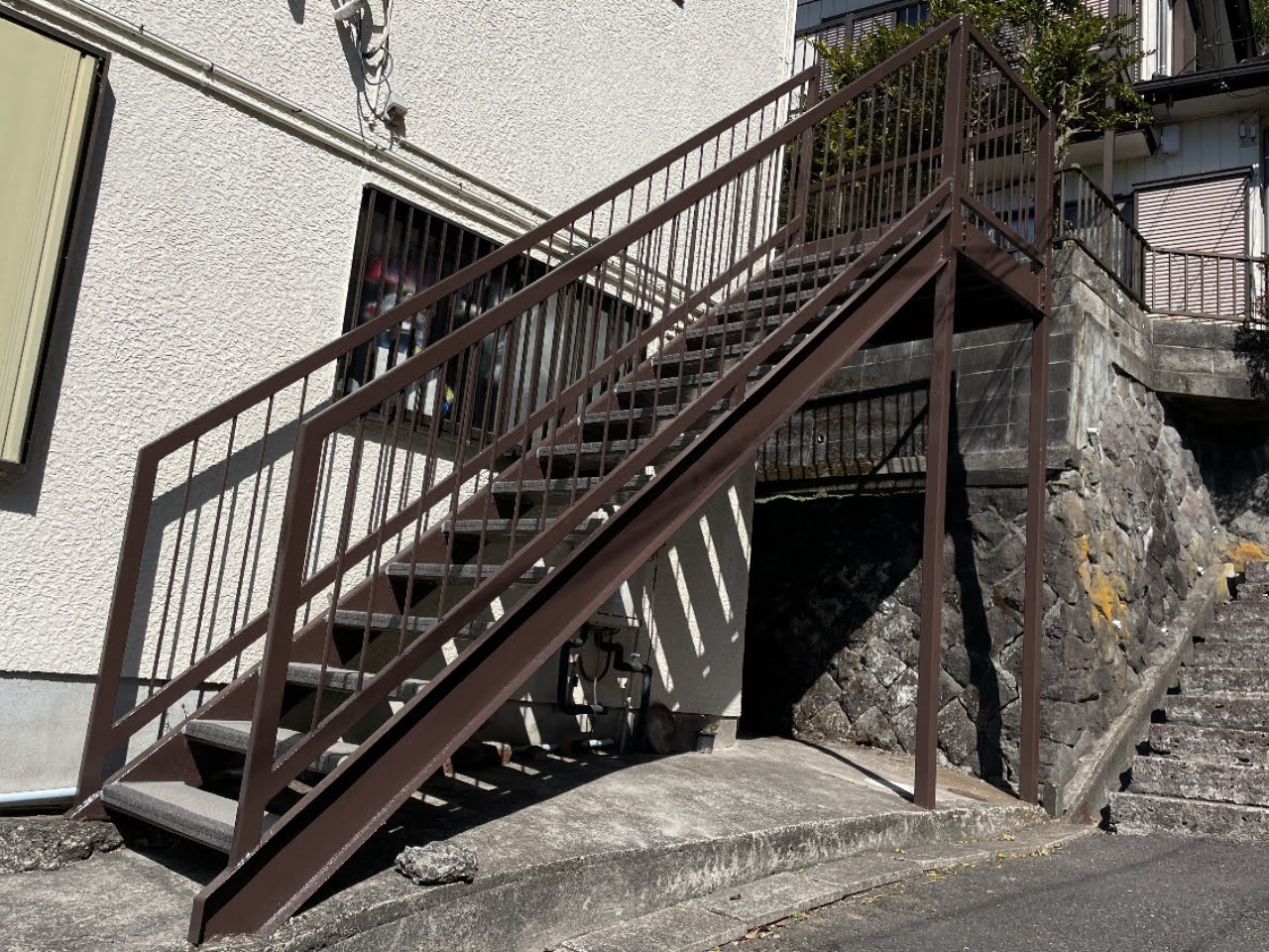 【神奈川県鎌倉市】鉄階段の塗装・補強と共用廊下の床貼り工事